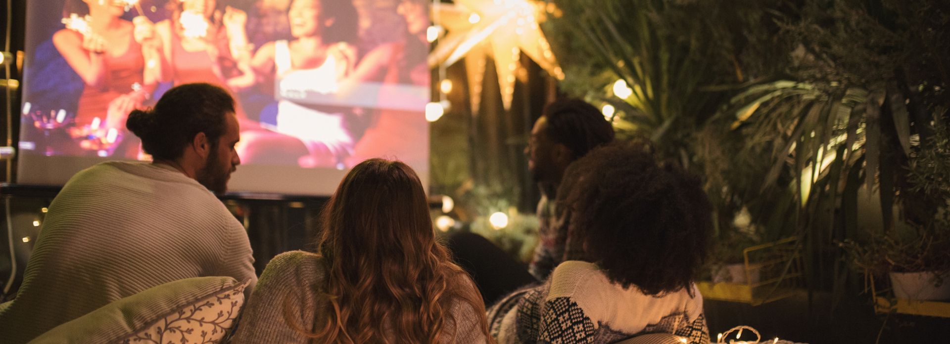 personen drausen vor einer leinwand