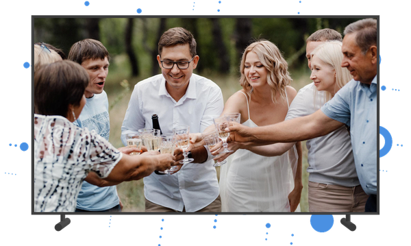 personen stoßen im fernsehen auf einer feier an